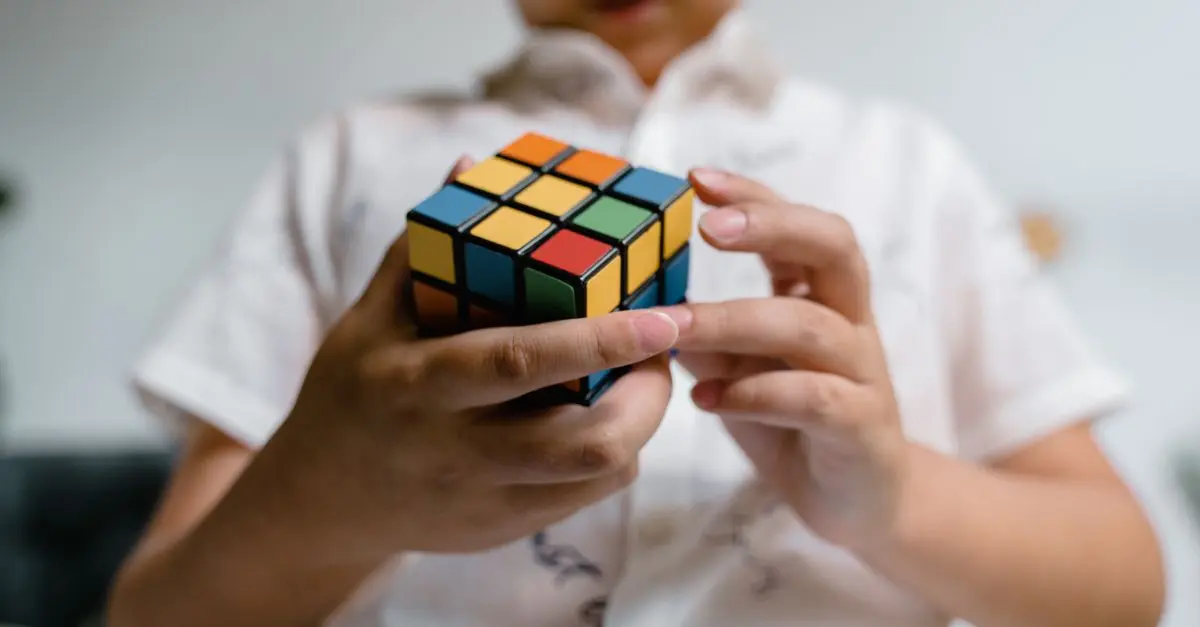 Guide complet pour maîtriser le Rubik's Cube en 12 étapes