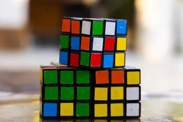 Les 7 techniques incontournables pour maîtriser le Rubik's Cube