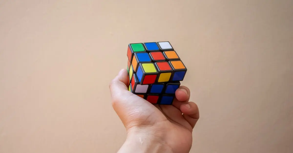 Les stratégies essentielles pour maîtriser votre Rubik's Cube