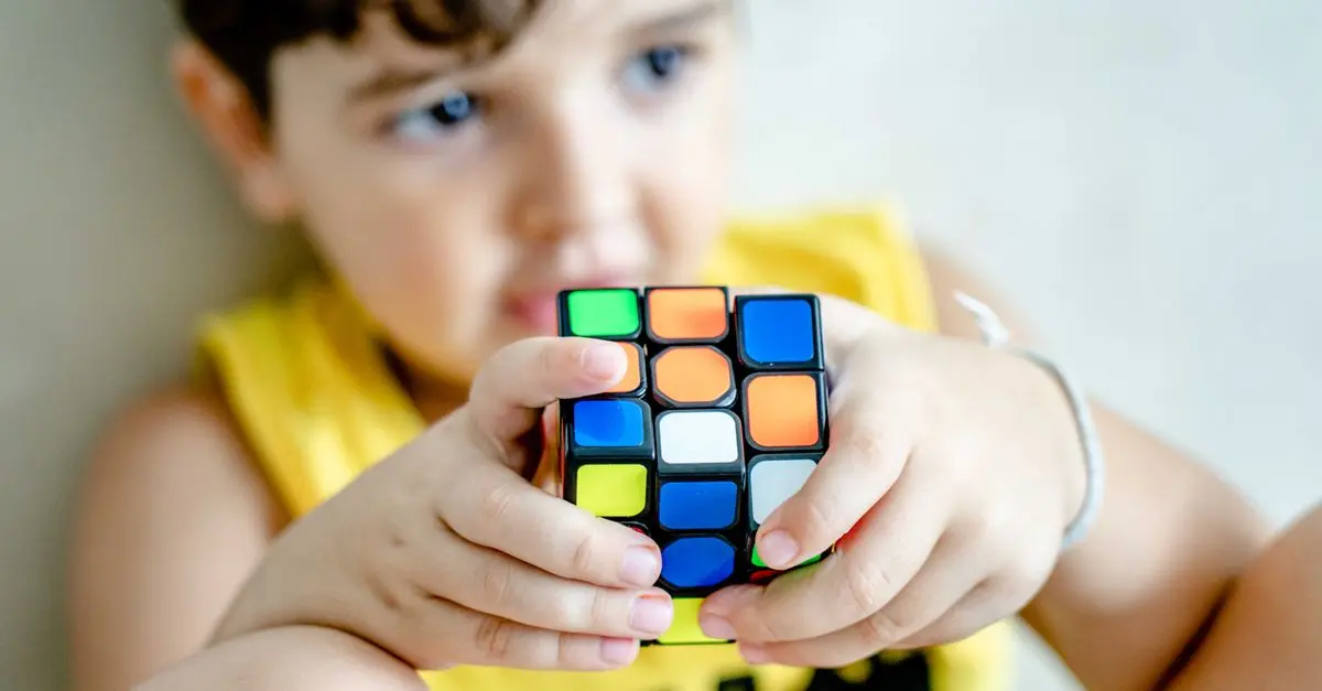 Guide complet pour résoudre le Rubik's Cube en 4 étapes