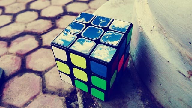 Les 10 meilleures méthodes pour résoudre un Rubik's Cube facilement