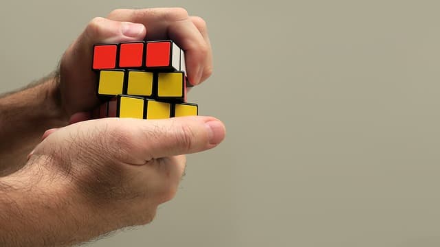Techniques de résolution rapide du Rubik's Cube